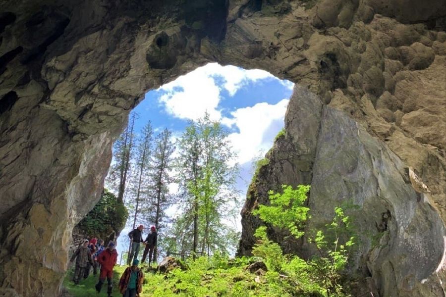 Пещеры и водопады