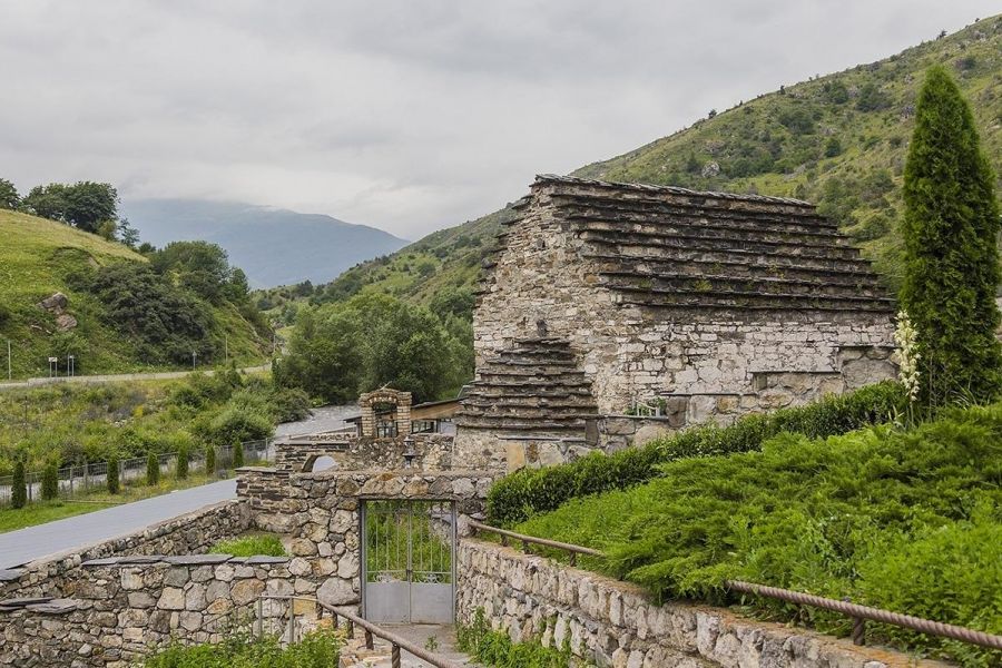 Средь гор высоких и могучих
