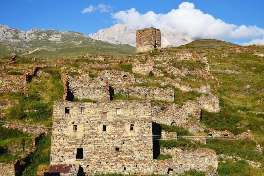 Средь гор высоких и могучих