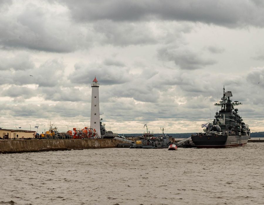 Экскурсия «Морская столица Петра: Новый Петербург». Кронштадт – Музей-макет Фортов Кронштадта. Ораниенбаум – Большой Меншиковский дворец с обедом